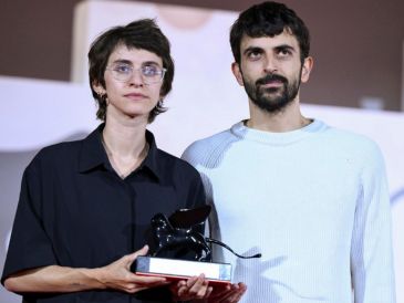 La directora israelí Rachel Szor y Yuval Abraham sostienen el Premio Especial del Jurado por su película 