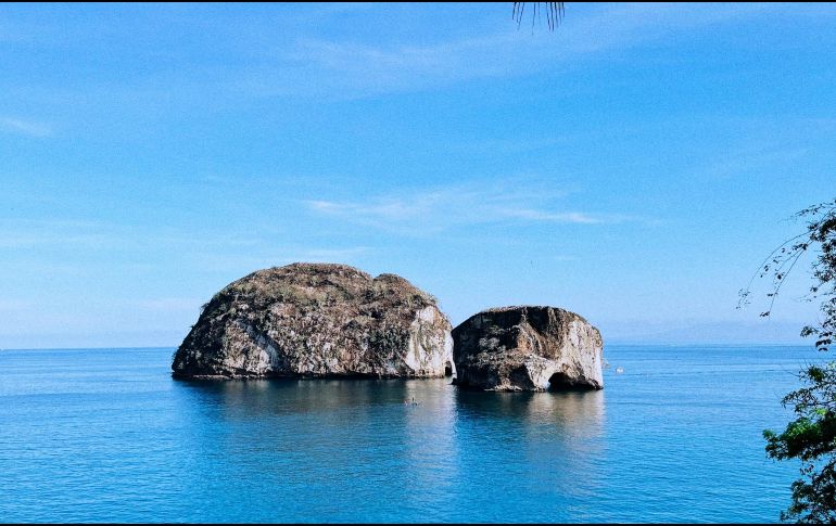 Los Arcos de Mismaloya, en Puerto Vallarta, Jalisco, destacan por sus formaciones rocosas y la biodiversidad marina que habita en sus aguas. ESPECIAL / CANVA