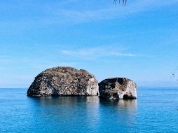 Los Arcos de Mismaloya, en Puerto Vallarta, Jalisco, destacan por sus formaciones rocosas y la biodiversidad marina que habita en sus aguas. ESPECIAL / CANVA