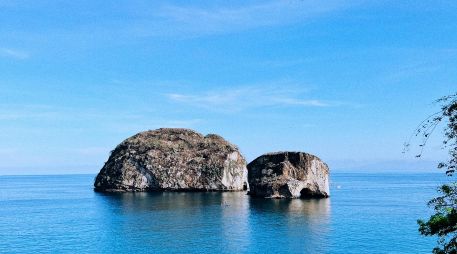 Los Arcos de Mismaloya, en Puerto Vallarta, Jalisco, destacan por sus formaciones rocosas y la biodiversidad marina que habita en sus aguas. ESPECIAL / CANVA