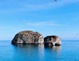 Los Arcos de Mismaloya, en Puerto Vallarta, Jalisco, destacan por sus formaciones rocosas y la biodiversidad marina que habita en sus aguas. ESPECIAL / CANVA