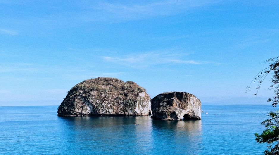 Los Arcos de Mismaloya, en Puerto Vallarta, Jalisco, destacan por sus formaciones rocosas y la biodiversidad marina que habita en sus aguas. ESPECIAL / CANVA