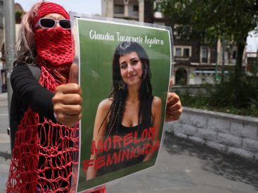 Una persona sostiene un cartel durante una manifestación para exigir justicia por el asesinato de la estudiante española Claudia Tacoronte Aguilera, en Cuernavaca, Morelos. EFE/ A. Cruz