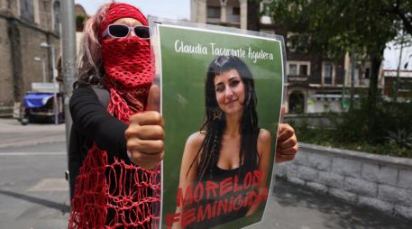 Una persona sostiene un cartel durante una manifestación para exigir justicia por el asesinato de la estudiante española Claudia Tacoronte Aguilera, en Cuernavaca, Morelos. EFE/ A. Cruz