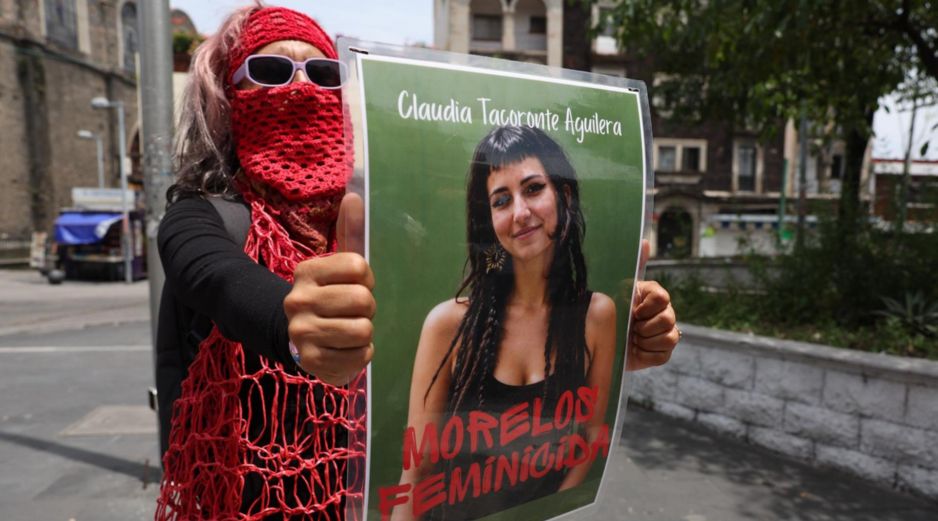 Una persona sostiene un cartel durante una manifestación para exigir justicia por el asesinato de la estudiante española Claudia Tacoronte Aguilera, en Cuernavaca, Morelos. EFE/ A. Cruz