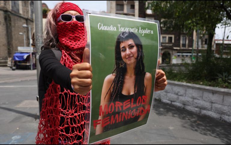 Una persona sostiene un cartel durante una manifestación para exigir justicia por el asesinato de la estudiante española Claudia Tacoronte Aguilera, en Cuernavaca, Morelos. EFE/ A. Cruz