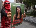 Una persona sostiene un cartel durante una manifestación para exigir justicia por el asesinato de la estudiante española Claudia Tacoronte Aguilera, en Cuernavaca, Morelos. EFE/ A. Cruz