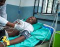 Un médico atiende a una víctima de una bebida alcohólica de elaboración local conocida comúnmente como "Cola de mono" en un hospital de Odigbo, al sur de Nigeria. AP/D. Alley