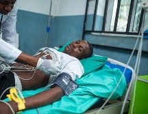 Un médico atiende a una víctima de una bebida alcohólica de elaboración local conocida comúnmente como 