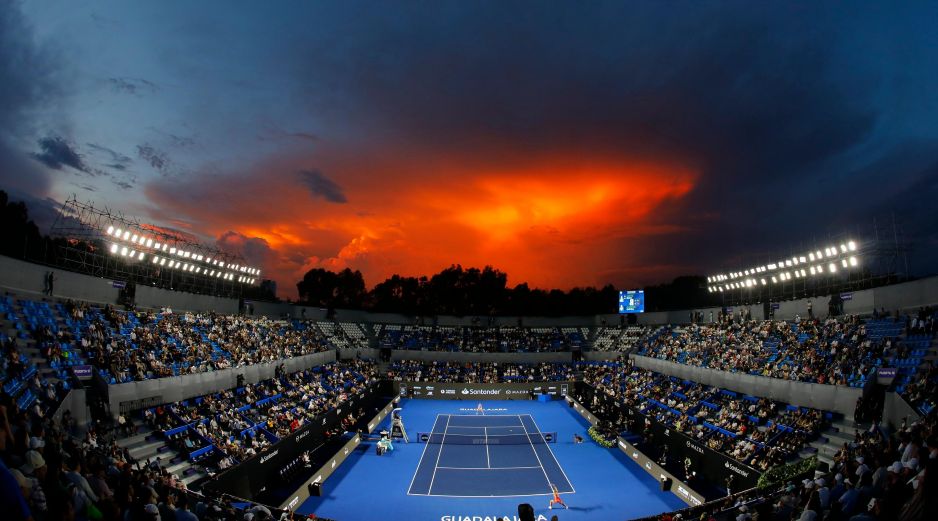 El atardecer cae sobre el estadio Skarch durante el juego entre atardecer durante el partido de Marta Kostyuk y Liudmila Samsonova. EFE/F. Guasco