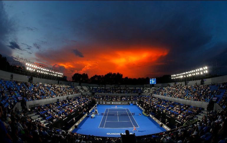 El atardecer cae sobre el estadio Skarch durante el juego entre atardecer durante el partido de Marta Kostyuk y Liudmila Samsonova. EFE/F. Guasco