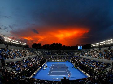 El atardecer cae sobre el estadio Skarch durante el juego entre atardecer durante el partido de Marta Kostyuk y Liudmila Samsonova. EFE/F. Guasco