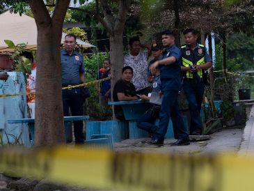 La policía filipina vigila la zona tras un tiroteo ocurrido en la Escuela Secundaria Nacional de Banga, en la provincia de Cotabato del Sur, al sur de Filipinas, el 18 de septiembre de 2026. EFE/L. PACARDO