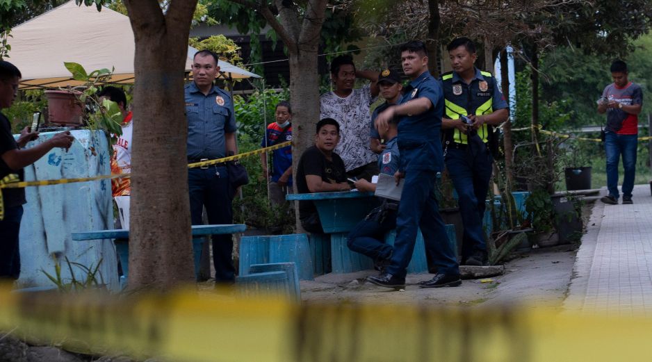 La policía filipina vigila la zona tras un tiroteo ocurrido en la Escuela Secundaria Nacional de Banga, en la provincia de Cotabato del Sur, al sur de Filipinas, el 18 de septiembre de 2026. EFE/L. PACARDO