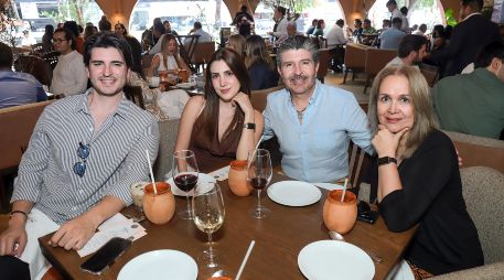 Luis Rolando Torres Navarro, Luciana Torres Navarro, Rolando Torres y Laura Navarro. GENTE BIEN JALISCO / Revista del 18 de septiembre 2026