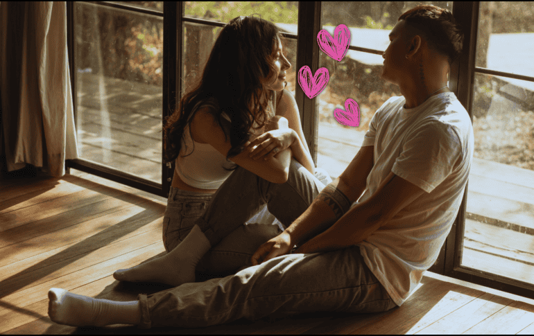 Los estudios indican que los químicos cerebrales del enamoramiento descienden a sus niveles normales entre los seis meses y los dos años de relación. ESPECIAL / CANVA
