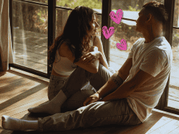Los estudios indican que los químicos cerebrales del enamoramiento descienden a sus niveles normales entre los seis meses y los dos años de relación. ESPECIAL / CANVA