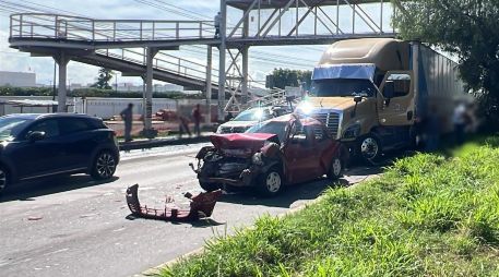 A su llegada, los cuerpos de emergencia localizaron tres vehículos compactos y un tráiler con huellas de choque. ESPECIAL