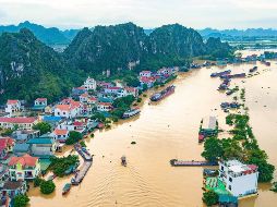 Una imagen aérea muestra casas sumergidas por las inundaciones tras varios días de lluvia en la provincia de Ninh Binh, Vietnam. AP/P. Tuan Anh