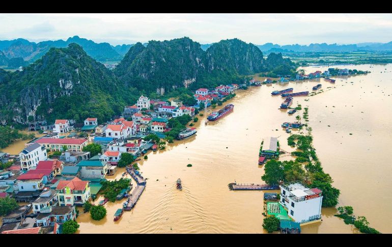 Una imagen aérea muestra casas sumergidas por las inundaciones tras varios días de lluvia en la provincia de Ninh Binh, Vietnam. AP/P. Tuan Anh