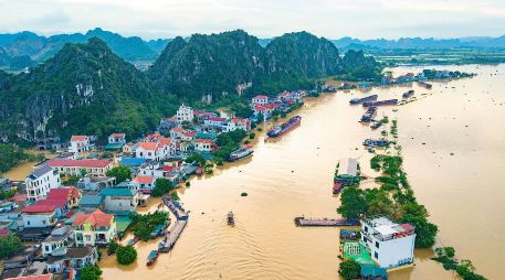 Una imagen aérea muestra casas sumergidas por las inundaciones tras varios días de lluvia en la provincia de Ninh Binh, Vietnam. AP/P. Tuan Anh