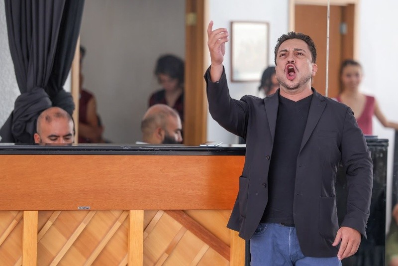 &nbsp;La partitura obliga al cantante a modificar el carácter de su voz de acuerdo con las situaciones que atraviesa. A. NAVARRO