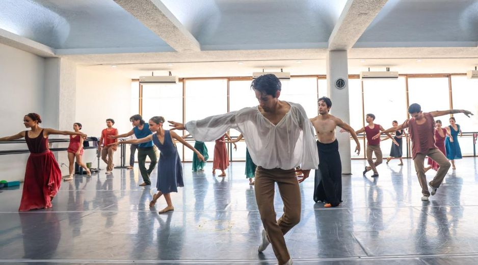 Los ensayos de bailarines, músicos, cantantes y solistas tienen que desarrollarse inicialmente por separado antes de reunir a todos los participantes. A. NAVARRO