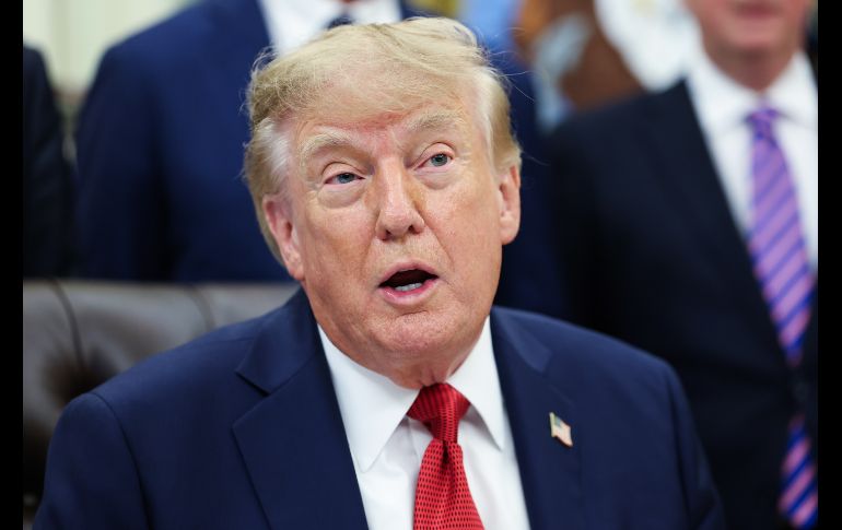 Trumpo aclaró en una rueda de prensa en el Despacho Oval que aún respalda a María Elvira Salazar aunque no está de acuerdo con ella. EFE/S. Corum