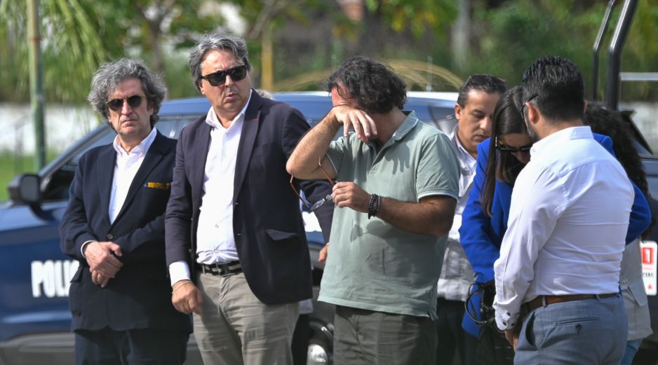 Valentín Tacoronte (c), padre de Claudia Tacoronte, llora acompañado del cónsul de España, Marcos Rodríguez (i) y funcionarios de Morelos durante su visita a la Casa de la Cultura de Cuautla. EFE/T. Rivera