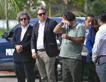 Valentín Tacoronte (c), padre de Claudia Tacoronte, llora acompañado del cónsul de España, Marcos Rodríguez (i) y funcionarios de Morelos durante su visita a la Casa de la Cultura de Cuautla. EFE/T. Rivera
