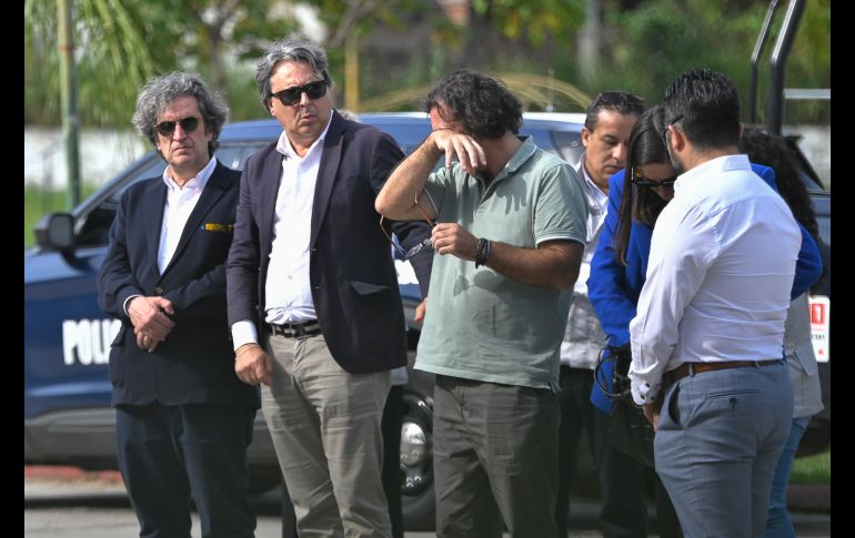 Valentín Tacoronte (c), padre de Claudia Tacoronte, llora acompañado del cónsul de España, Marcos Rodríguez (i) y funcionarios de Morelos durante su visita a la Casa de la Cultura de Cuautla. EFE/T. Rivera