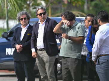 Valentín Tacoronte (c), padre de Claudia Tacoronte, llora acompañado del cónsul de España, Marcos Rodríguez (i) y funcionarios de Morelos durante su visita a la Casa de la Cultura de Cuautla. EFE/T. Rivera