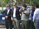 Valentín Tacoronte (c), padre de Claudia Tacoronte, llora acompañado del cónsul de España, Marcos Rodríguez (i) y funcionarios de Morelos durante su visita a la Casa de la Cultura de Cuautla. EFE/T. Rivera