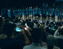 Junto con la regulación de los dispositivos, se fortalecerá el cuidado de la salud mental de adolescentes y jóvenes de 14 a 18 años. UNSPLASH