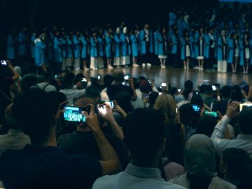 Junto con la regulación de los dispositivos, se fortalecerá el cuidado de la salud mental de adolescentes y jóvenes de 14 a 18 años. UNSPLASH