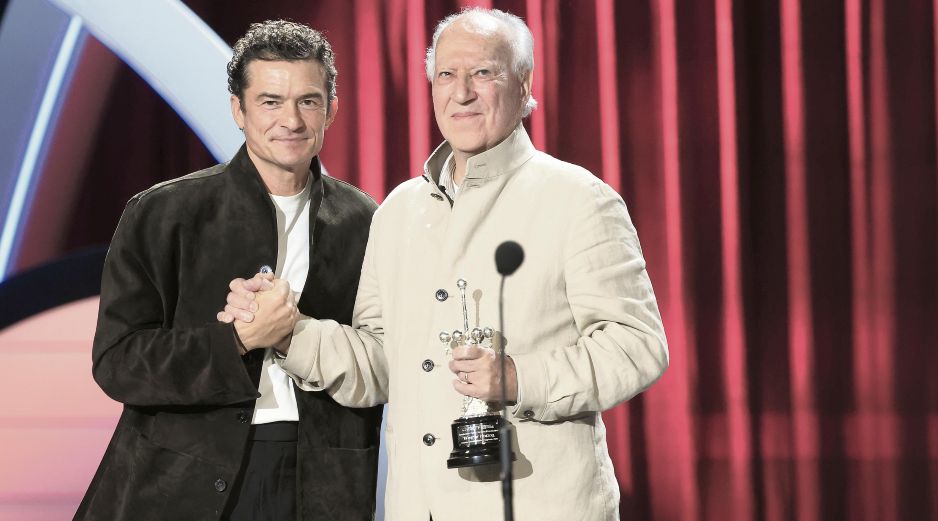 El director alemán recibió el Premio Donostia de manos de Orlando Bloom. EFE