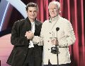 El director alemán recibió el Premio Donostia de manos de Orlando Bloom. EFE