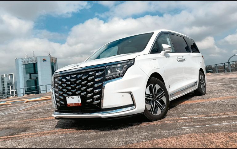 JAC Traveler. La miniván demuestra que un híbrido enchufable no tiene por qué quedarse sin energía en carretera. CORTESÍA