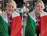 Con medalla de oro en el cuello, Rosa María Guerrero celebró el récord. ESPECIAL / X@COPAME