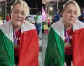 Con medalla de oro en el cuello, Rosa María Guerrero celebró el récord. ESPECIAL / X@COPAME