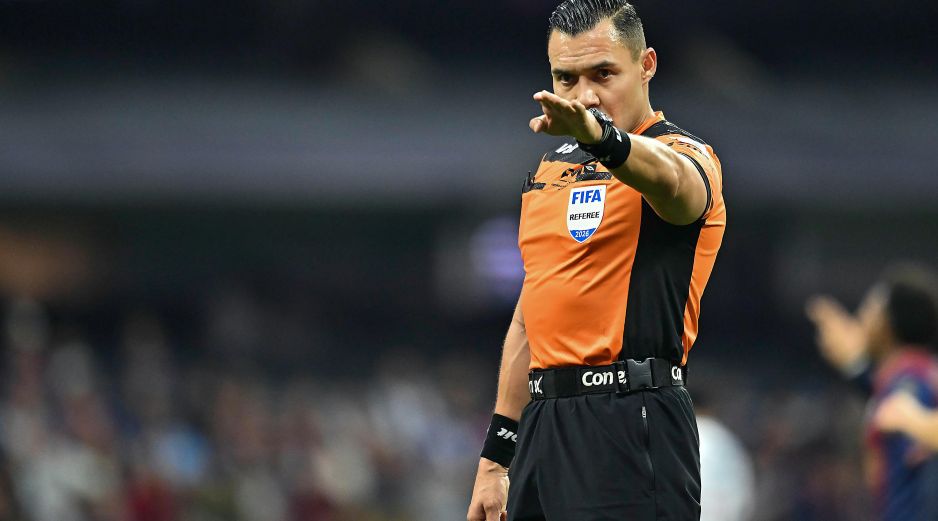 El árbitro ha tomado decisiones polémicas que terminaron beneficiando a las Águilas en la cancha. IMAGO7