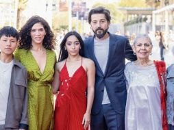 SAN SEBASTIÁN, 19/09/2026.- El director mexicano Diego Luna (3d) y los actores Sergio Bautista (i), Anna Díaz (3i), Luisa Huertas (2d) y Teresa Lozano (d) posan este sábado en la alfombra roja del 74 Festival de Cine de San Sebastián, donde presentan su película 'Ceniza en la boca' en la sección Horizontes del certamen. EFE/Javier Etxezarreta