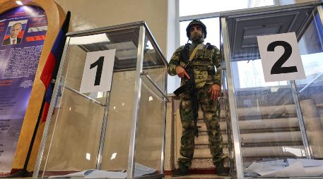 Los comicios en las zonas controladas por Moscú están bajo fuerte vigilancia. AP