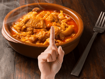 Los fines de semana, un recinto de Guadalajara cobra vida con familias enteras que buscan su famoso menudo rojo. ESPECIAL / CANVA