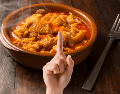 Los fines de semana, un recinto de Guadalajara cobra vida con familias enteras que buscan su famoso menudo rojo. ESPECIAL / CANVA