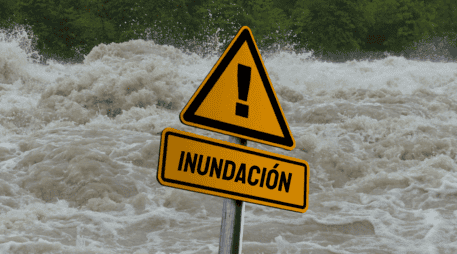 Las imágenes de las inundaciones en Zapotlanejo dan cuenta de la gravedad de la emergencia. ESPECIAL / CANVA