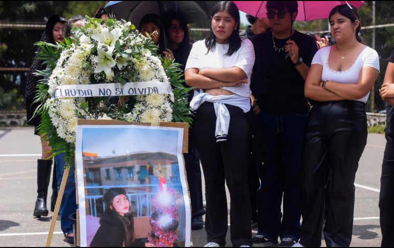 Fotografía del 14 de septiembre de 2026 de alumnos del Instituto de Ciencias de la Educación de la Universidad Autónoma del Estado de Morelos en un homenaje póstumo a la estudiante española Claudia Tacoronte Aguilera. EFE/T. Rivera