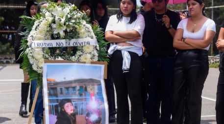 Fotografía del 14 de septiembre de 2026 de alumnos del Instituto de Ciencias de la Educación de la Universidad Autónoma del Estado de Morelos en un homenaje póstumo a la estudiante española Claudia Tacoronte Aguilera. EFE/T. Rivera
