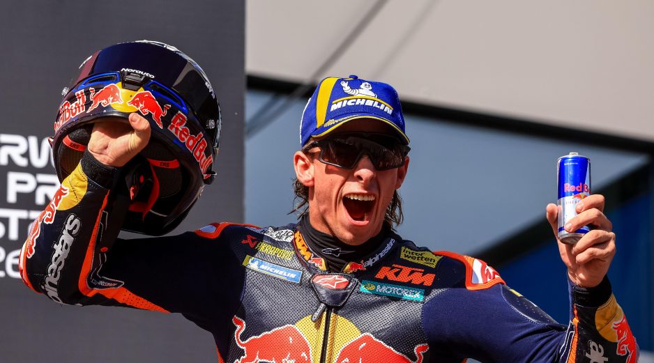 Pedro Acosta en casa de Red Bull y KTM, después de 56 grandes premios disputados, alcanza la ansiada victoria por delante de Jorge Martín. EFE / M. DIVISEK