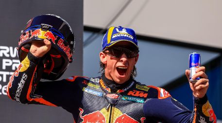 Pedro Acosta en casa de Red Bull y KTM, después de 56 grandes premios disputados, alcanza la ansiada victoria por delante de Jorge Martín. EFE / M. DIVISEK